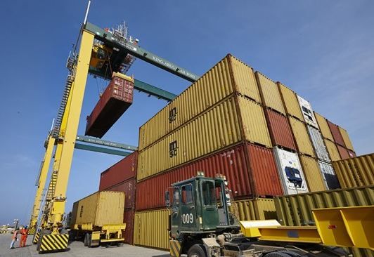 Grue portuaire - Liebherr - portiques de stockage sur pneus avec système anti-balant et envergures de 5 à 8 conteneurs_1