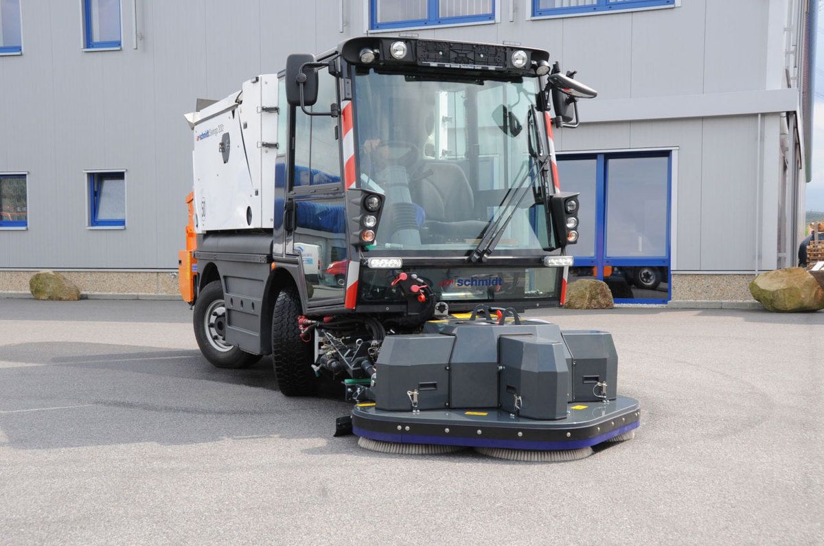 Machine de nettoyage urbain Swingo 200+ avec technologie moderne et balais tirés