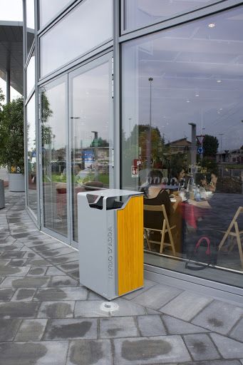 Poubelle publique 106shield2c - Shield - Fima - Métal et bois de frêne - Ouverture en basculement_1