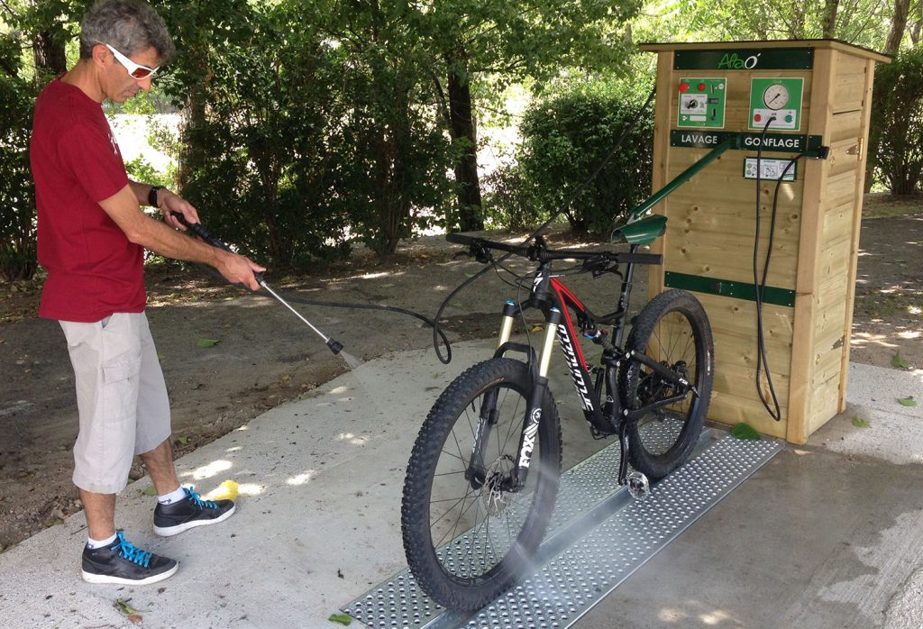 Station de lavage de vélo robuste équipé d'un bras Univer'Selle pour le maintien du vélo - ALTAO® Modulo_1