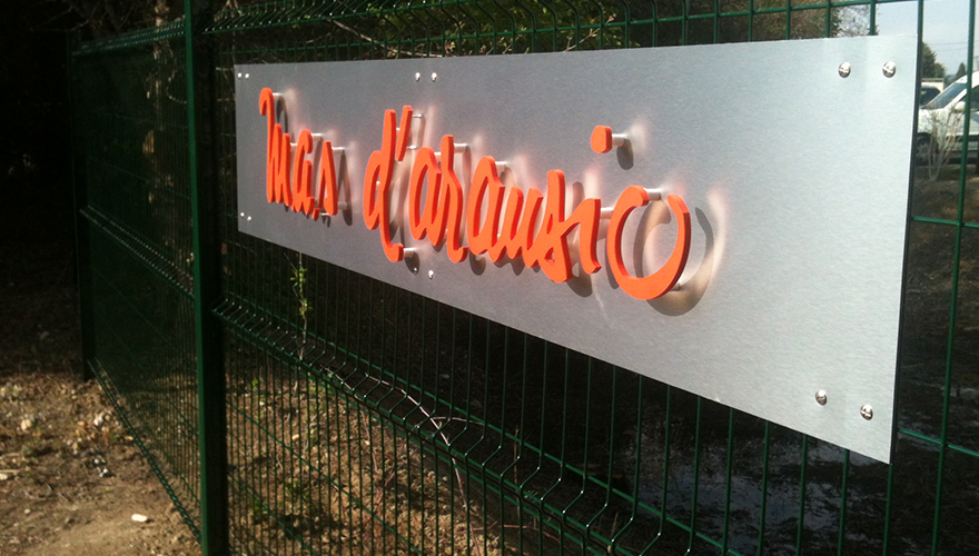 Signalétique informationnelle - panneaux d’affichage extérieur personnalisés et de haute qualité par PANO Nice_1