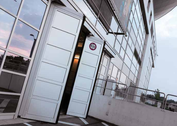 Porte pliante industrielle EFA-SFT - semi-vitrée en métal avec entraînement pneumatique robuste_2