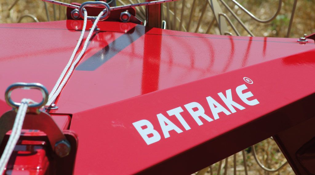 Machine agricole pour formation d'andain avec châssis robuste