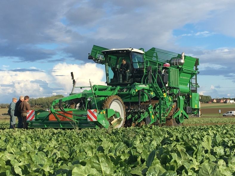 Arracheuse d'endives PAE 2018 - ETS Pouchain - moteur 300 kW - cabine avancée et insonorisée_1