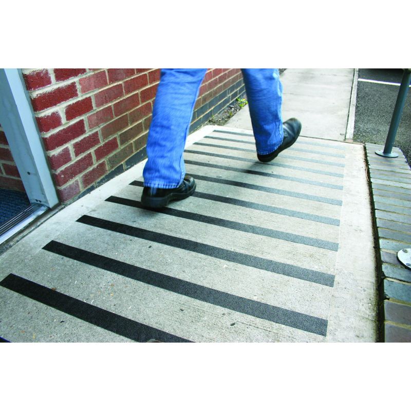 Bande antidérapante extérieure / intérieure noire hautement résistante et simple à poser - Référence SDFR168_1