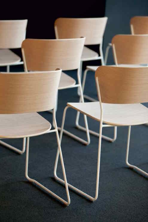 Chaise de conférence ARC - Design intemporel par Yonoh Studio - Empilable et primée_1