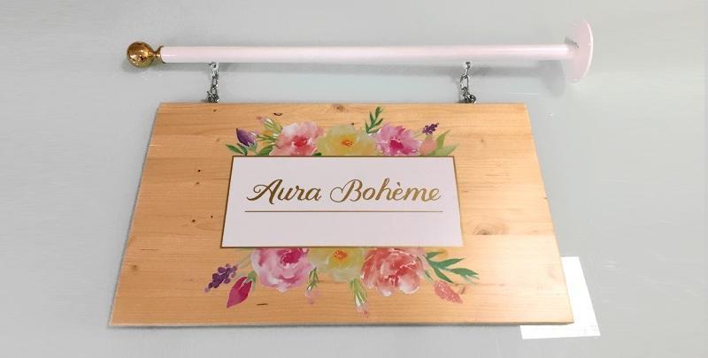 Enseigne drapeau suspendue en bois - Fer laqué et bois de pin traité_1