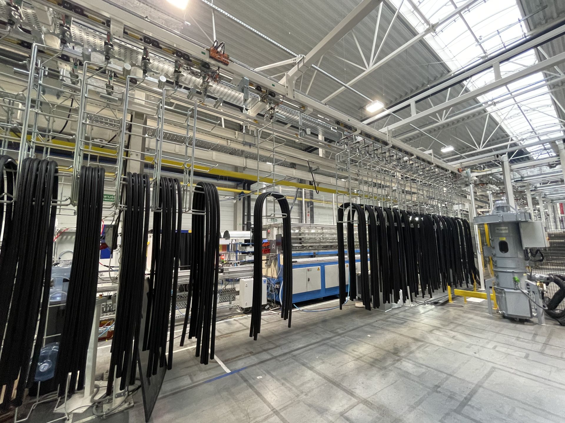 Convoyeur aérien birail à chaîne motorisé pour l?accumulation de charges - BOREAL_1