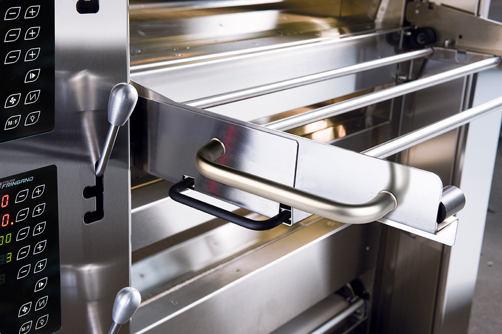 Four électrique avec façade en inox et dalles réfractaires