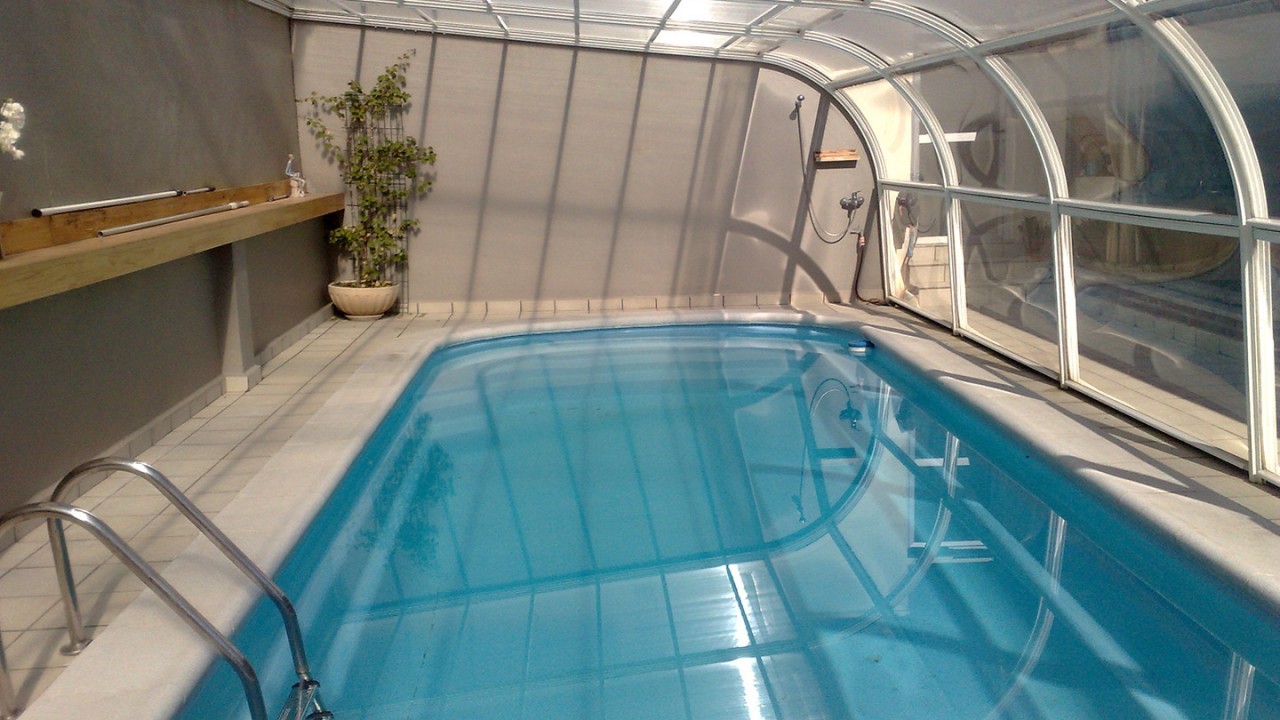 Abri piscine haut adossé Tabarca - en polycarbonate avec panneaux latéraux mobiles_2
