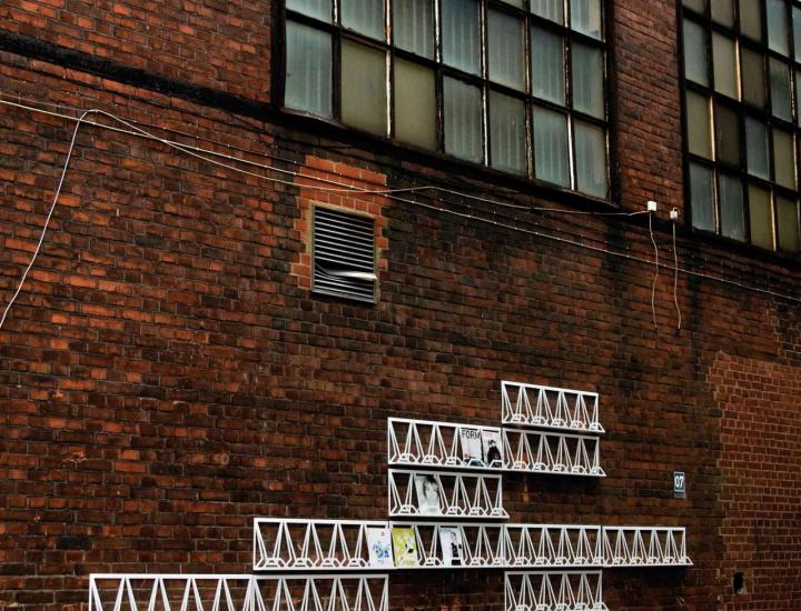 Présentoir mural de brochure en acier recyclé de 60% - XHIBIT - Ref : 1-fack_1