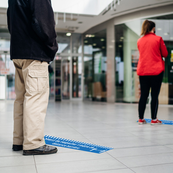 Bande signalétique vinyle 15x100 cm - Merci de respecter distances barrières + picto - Texte blanc sur fond rouge - Réf. 494043_1