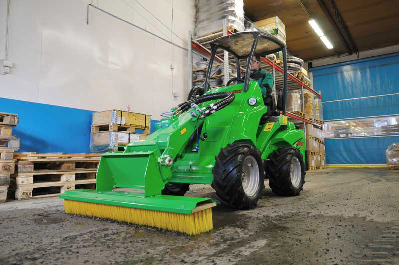 Balai fixe agriculture et élevage de chevaux - Référence A36453 - Avant Tecno Oy - Balayeuse robuste à moteur hydraulique_1