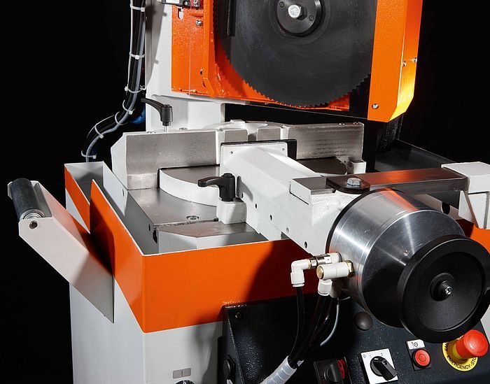 Machine de sciage KASTO Radial M 7 pour coupes biaises réglables de -45° à +60°