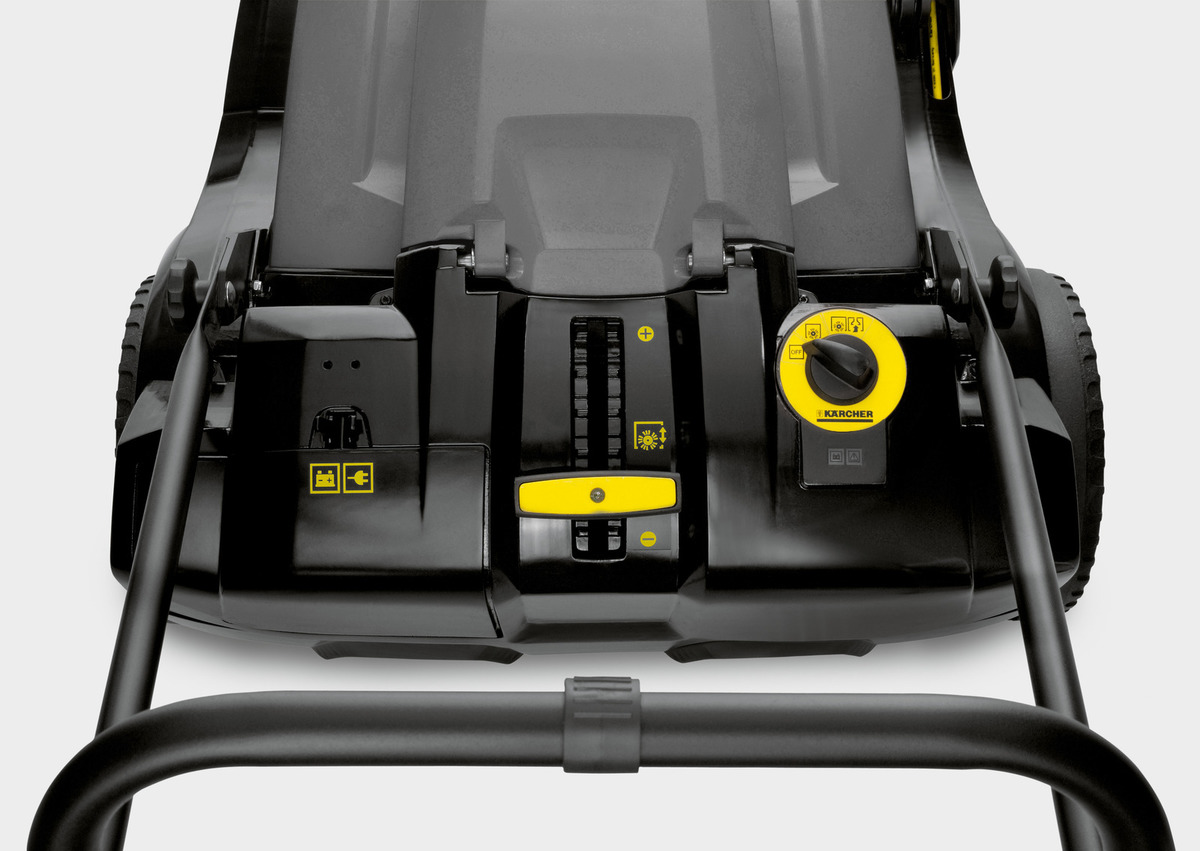 Balayeuse autotractée KM 70/30 C - intuitive avec système de balayage par poussée et faible niveau sonore_1