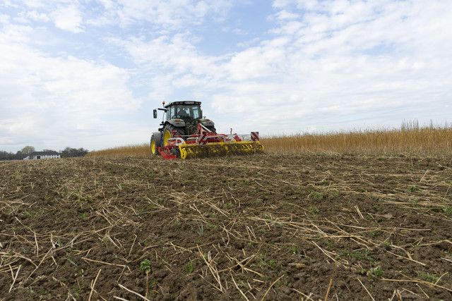 Machine agricole pour travail du sol avec largeur de transport inférieure à 3 m