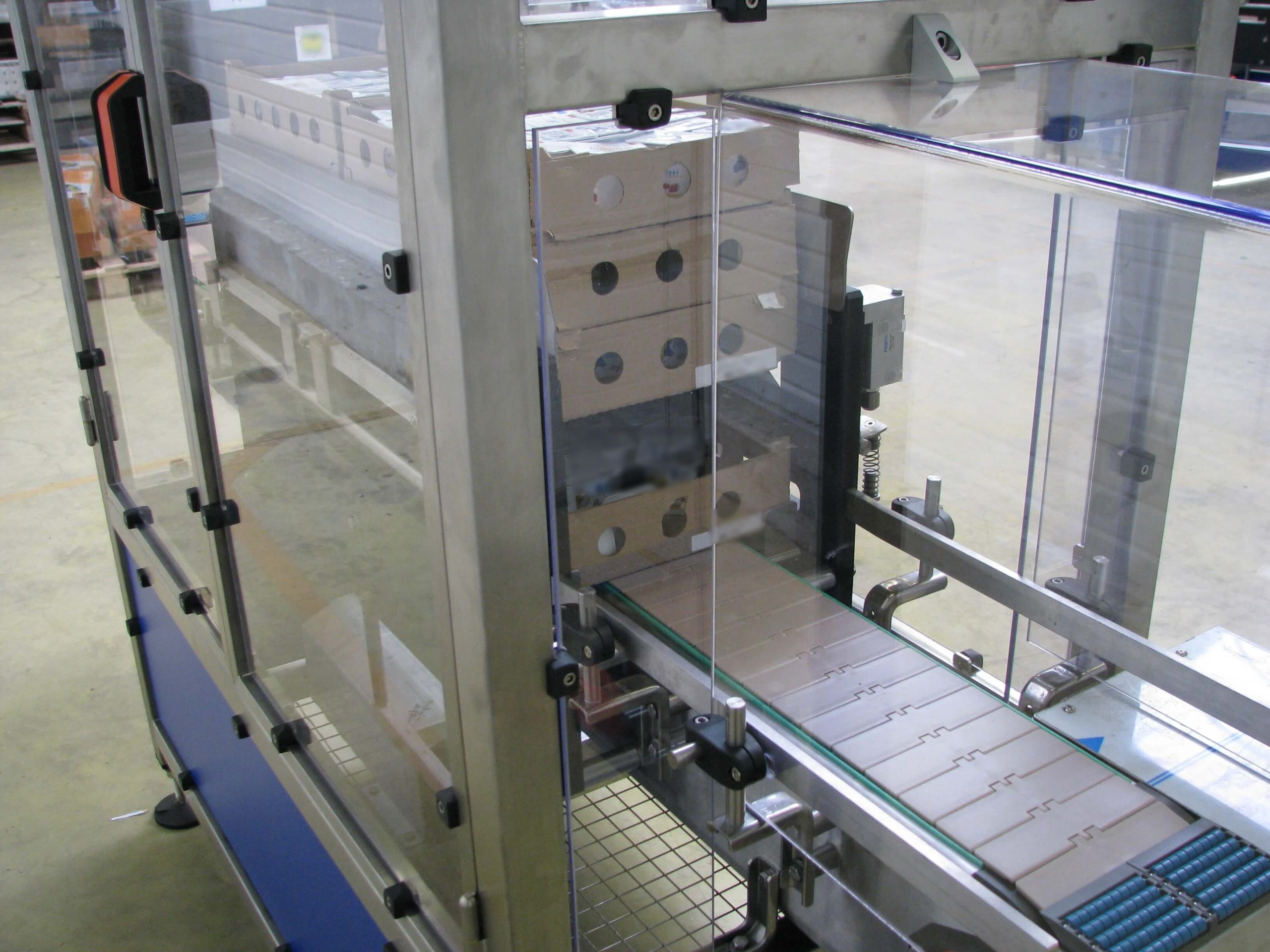 Empileur séquentiel de produits à fond plat et rigide par retenue verticale_1