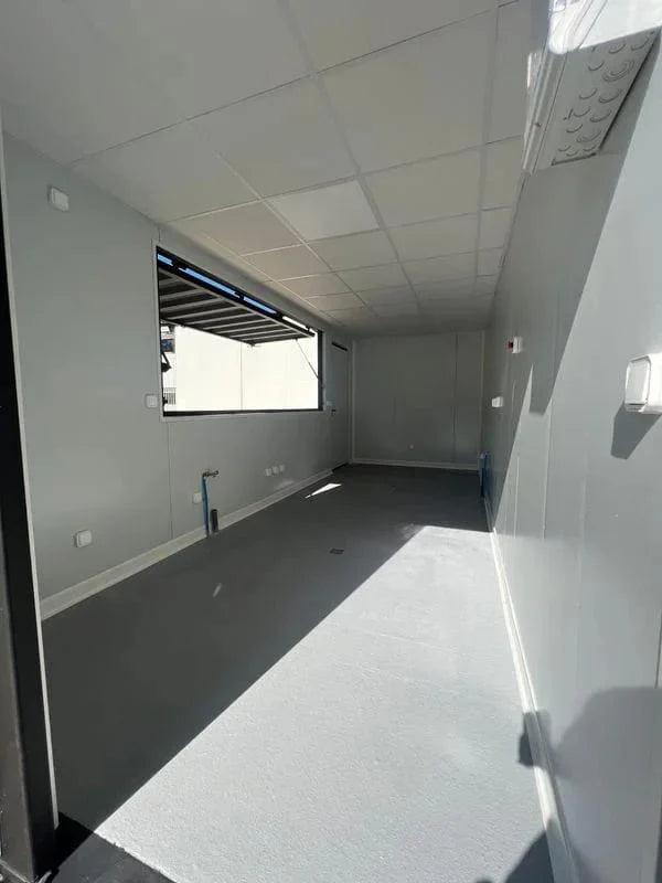 Conteneur sur mesure avec trappes de service et portes pour affichage publicitaire, barre de 6 mètres_1