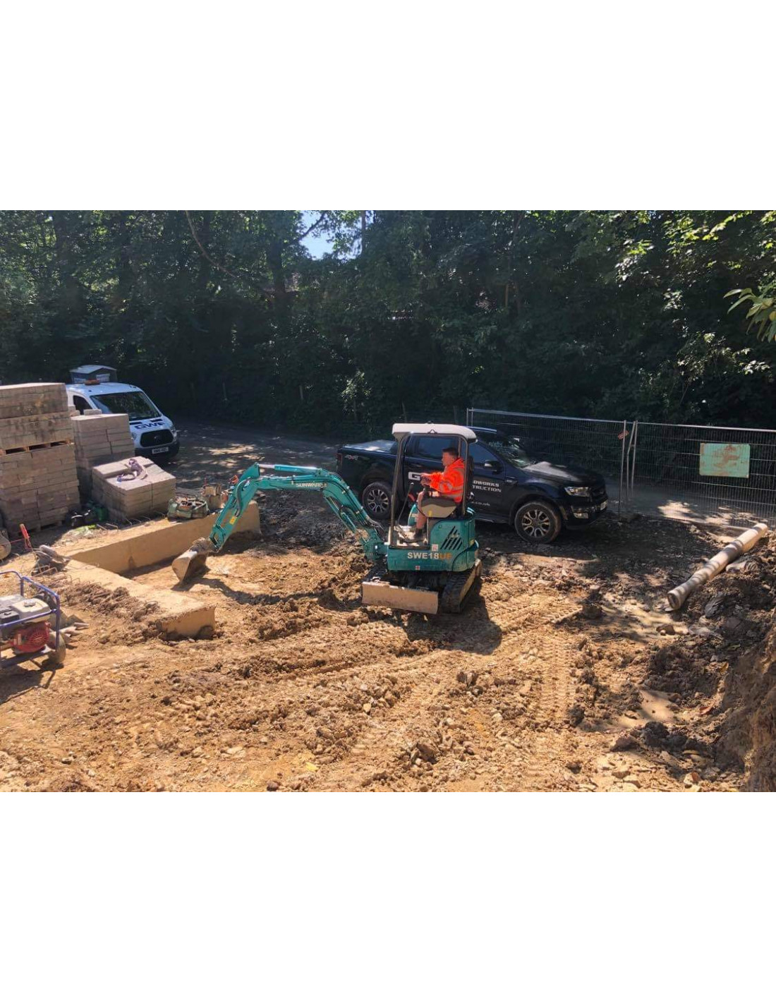 Mini-pelle à canopy à 4 montants - SUNWARD SWE 18UF - Compacte pour espaces exigus avec châssis sans déport arrière_1