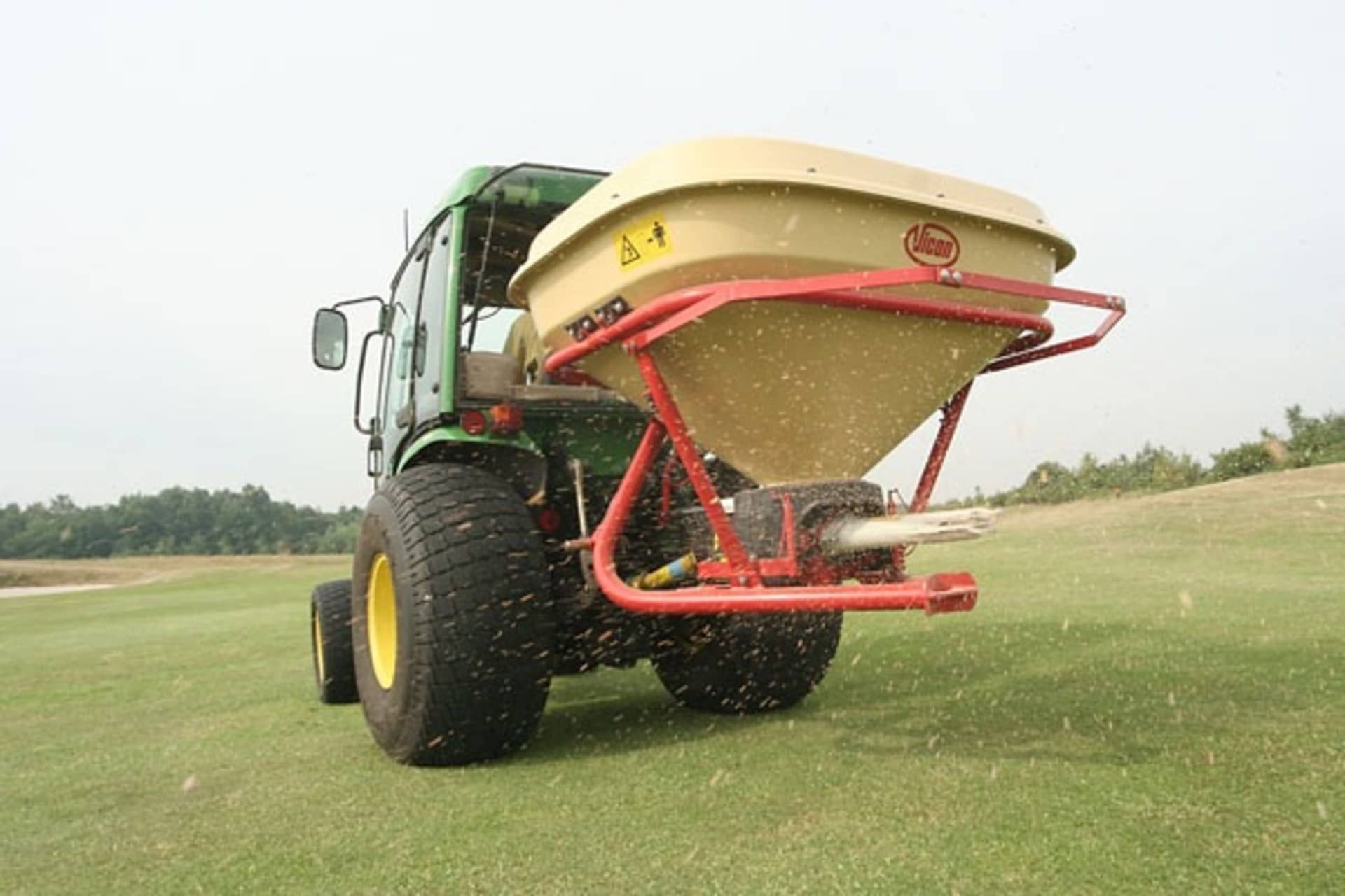 Machine polyvalente pour l'épandage de sel, sable et engrais