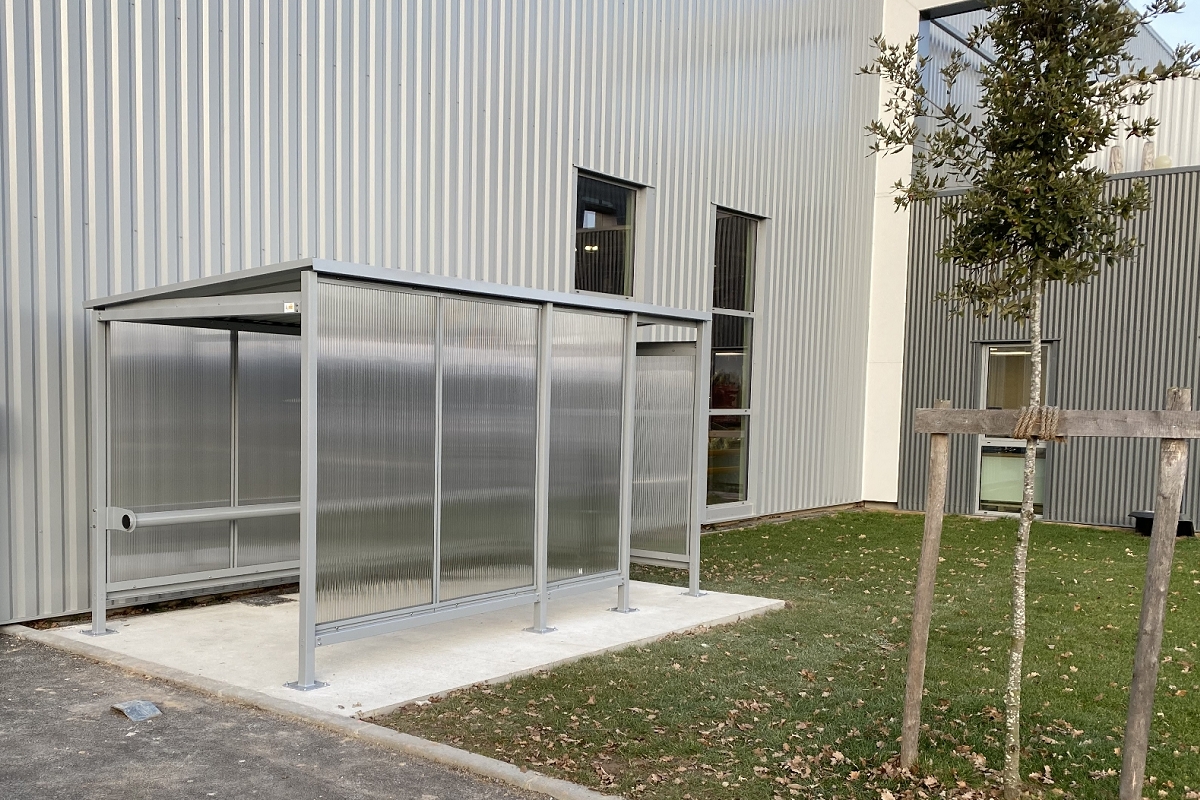 Abris fumeurs sur mesure - Toit plat pente arrière 5% - Série AB avec options et dimensions personnalisables_1