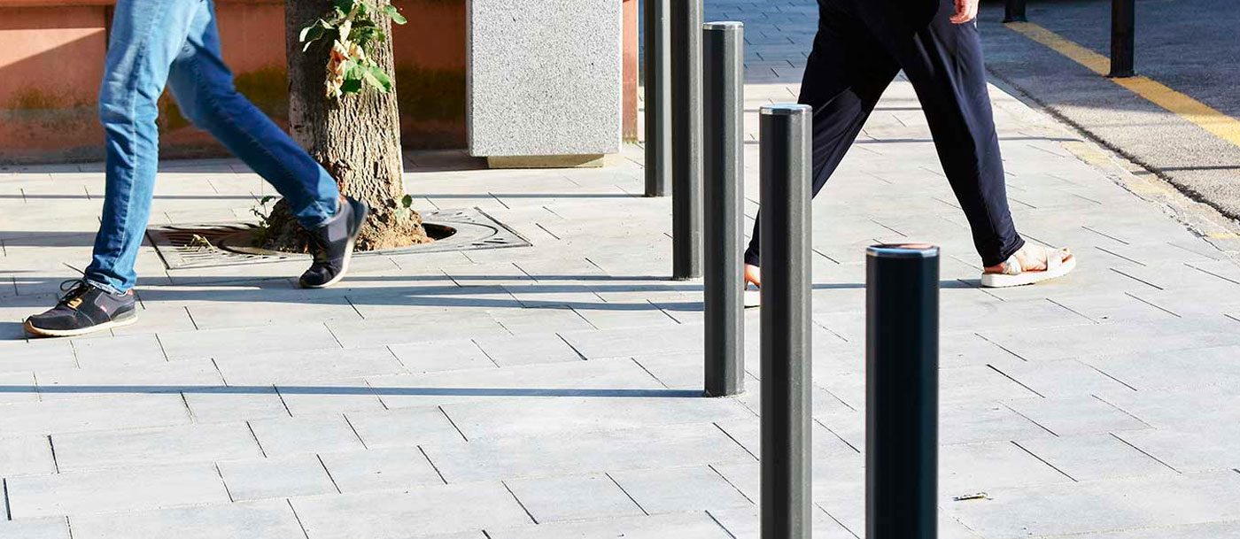 Borne DECA - H206 - acier zingué avec partie supérieure en inox - thermolaquage polyester noir forge_1