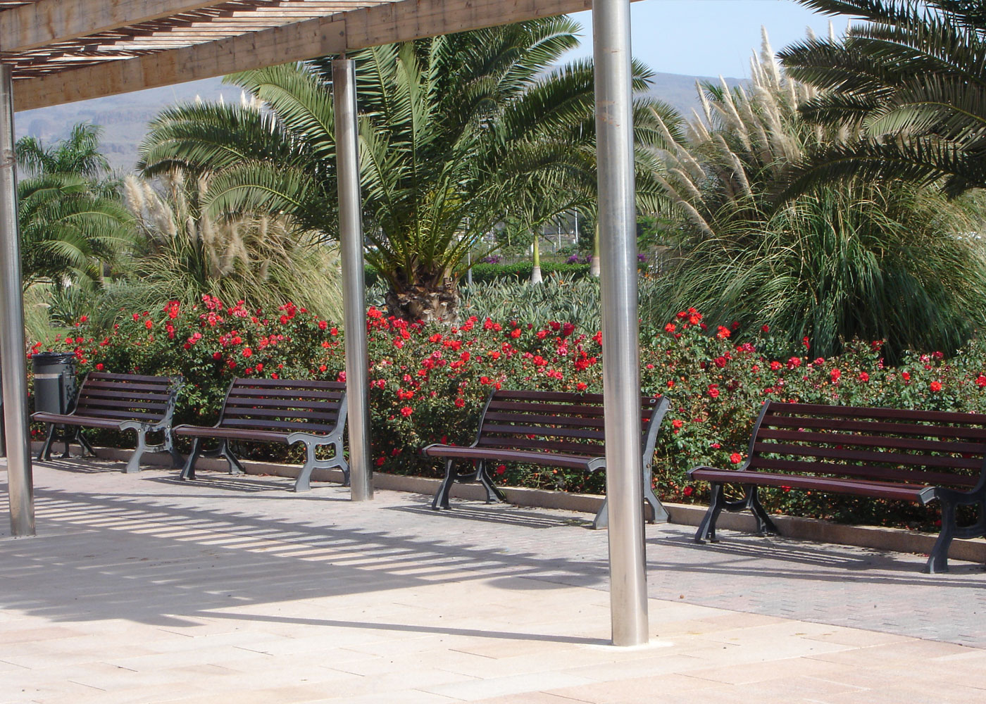 Chaise Roda UM320S - Piètement en fonte ductile avec traitement anticorrosion Ferrus - Lattes en bois tropical_1