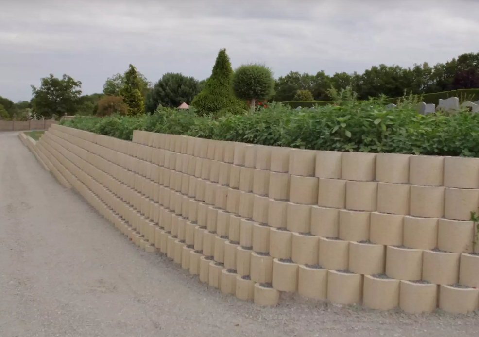Element végétalisable en béton pour murs de soutènement, murs de parement, aménagement de berges ou merlons anti-bruit - BETOPLUS - Pomel béton_1