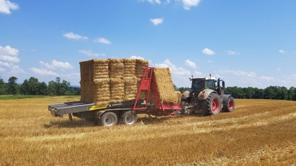Stackpro5400 - autochargeuse à balles carrées Anderson - poids total 10 160 kg (22 400 lb) - bras de chargement automatique et écran tactile automatisé_1