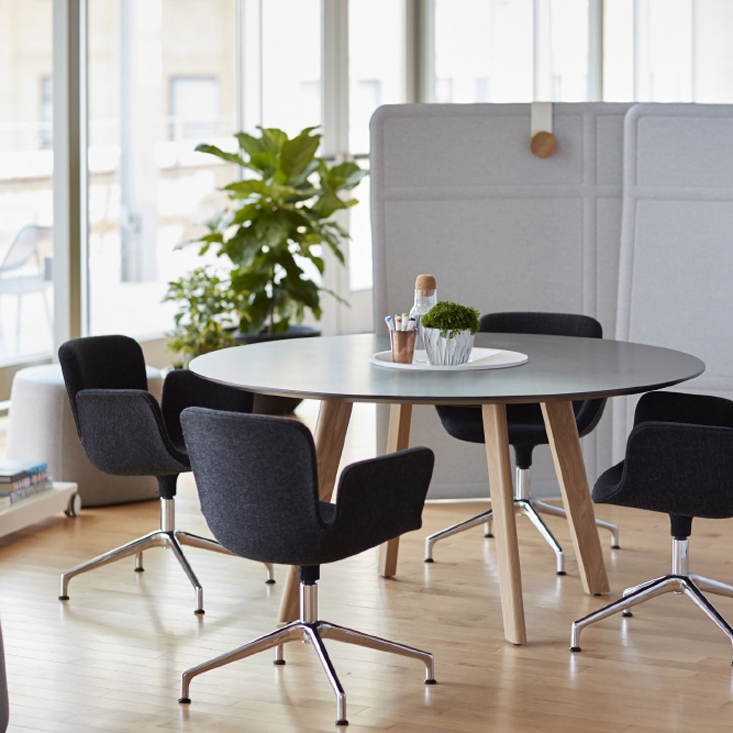 Table de réunion spacieuse et design pour environnements professionnels_1