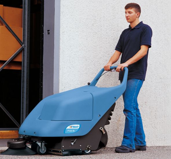Balayeuse accompagnée FS50 BT - légère, compacte et tractée - pour espaces extérieurs jusqu'à 2500 m² - Réf. 110825_1