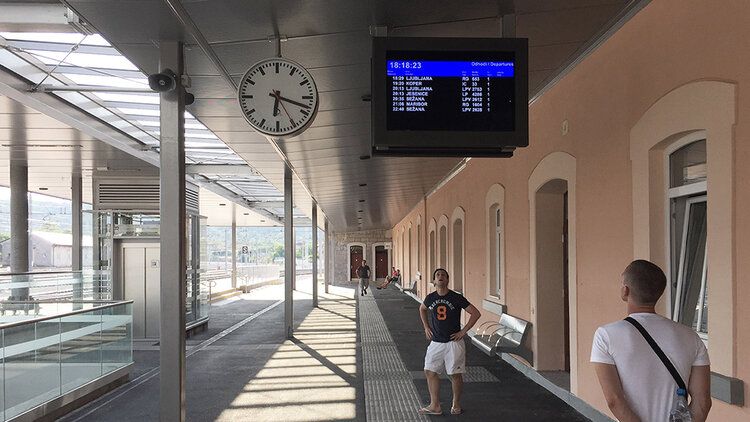 Borne interactive outdoor - modèle Flow46 Viadirect - écran 46 pouces haute luminosité IP67_1