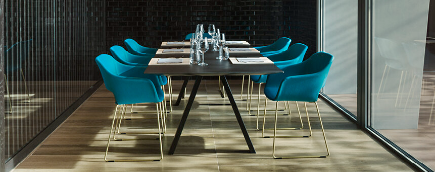 Table polyvalente et résistante pour espaces collaboratifs_1