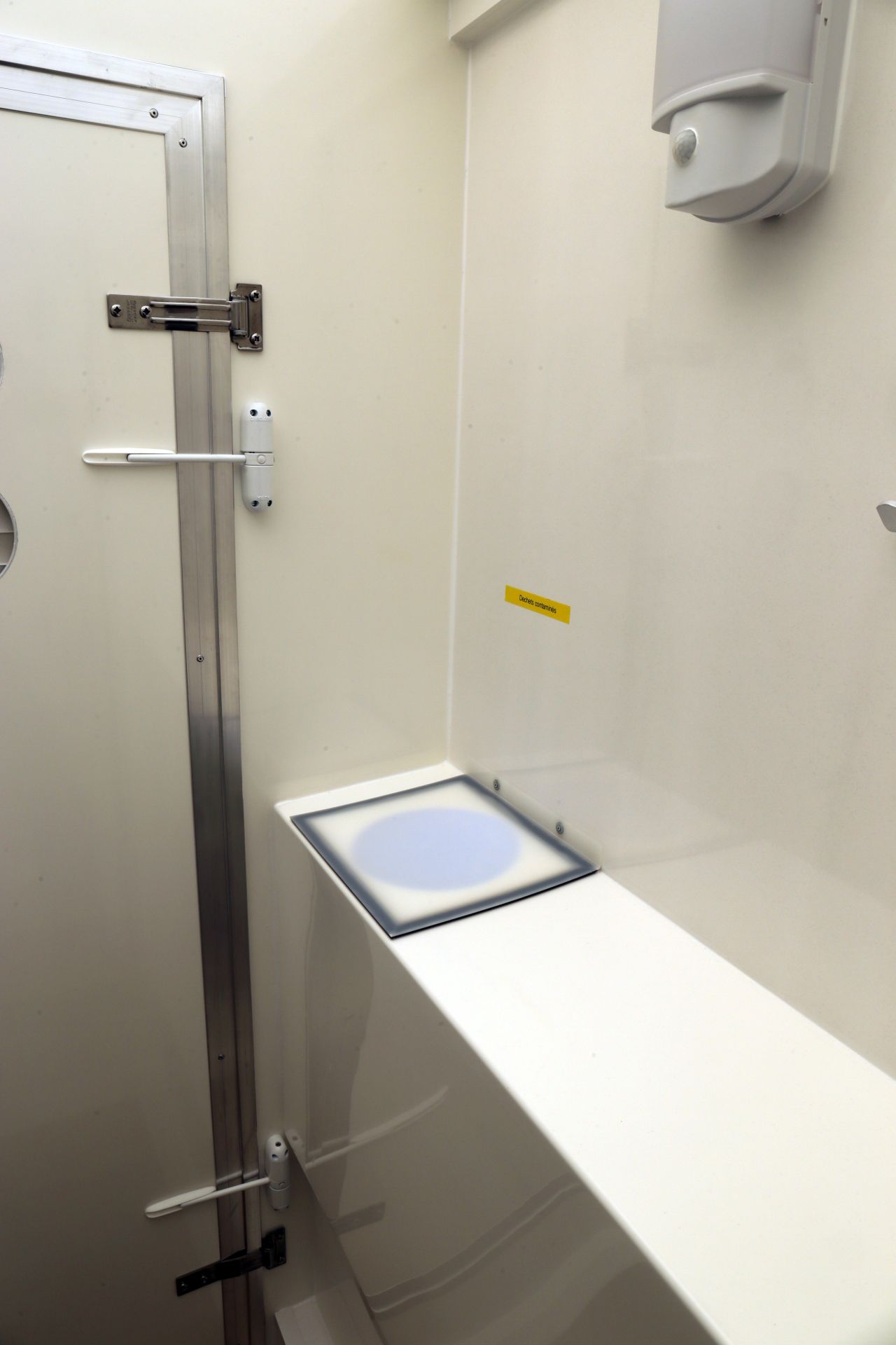 Unité de décontamination mobile compact et confortable pour les opérateurs en milieu pollué - Type 151_1