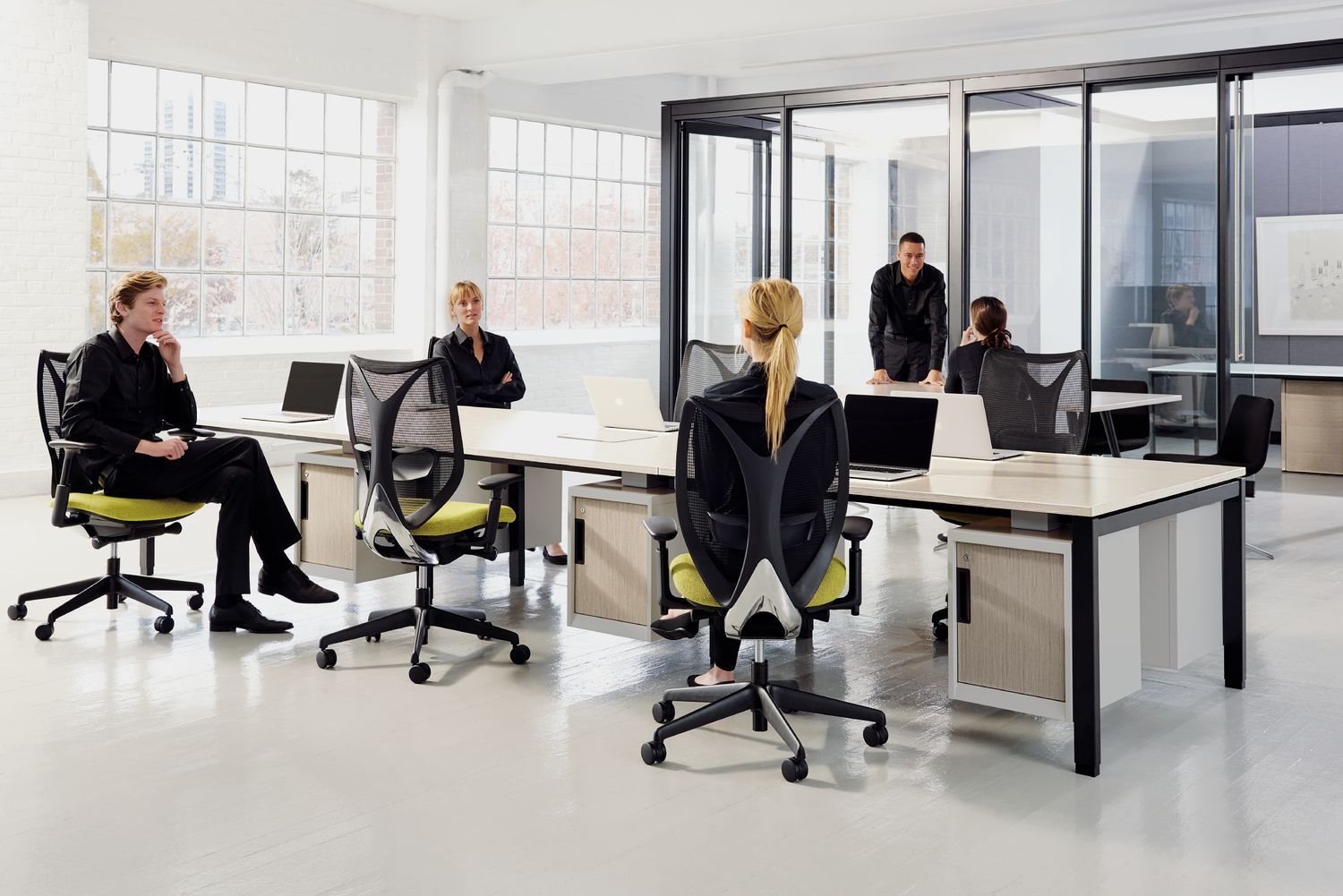 Bureau open space moderne avec surfaces coulissantes et trappes rabattables - Teknion - Interpret_1