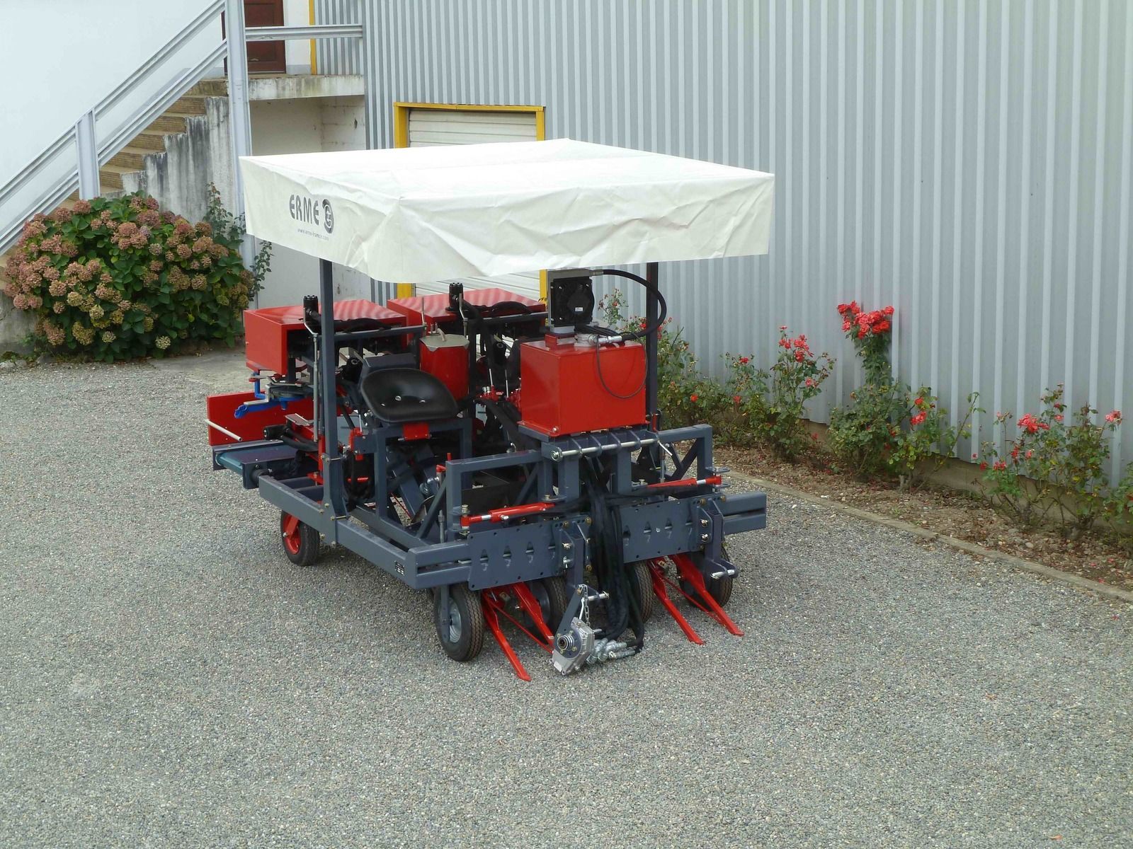 Récolteuse lieuse RL2 deux rangs - Erme - vitesse nominale 4 à 6 km/h - capacité 2 ha/8h - pour ail_1