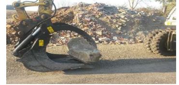 Godet grappin à griffes hydrauliques conçu pour la manutention et le déplacement de blocs_1