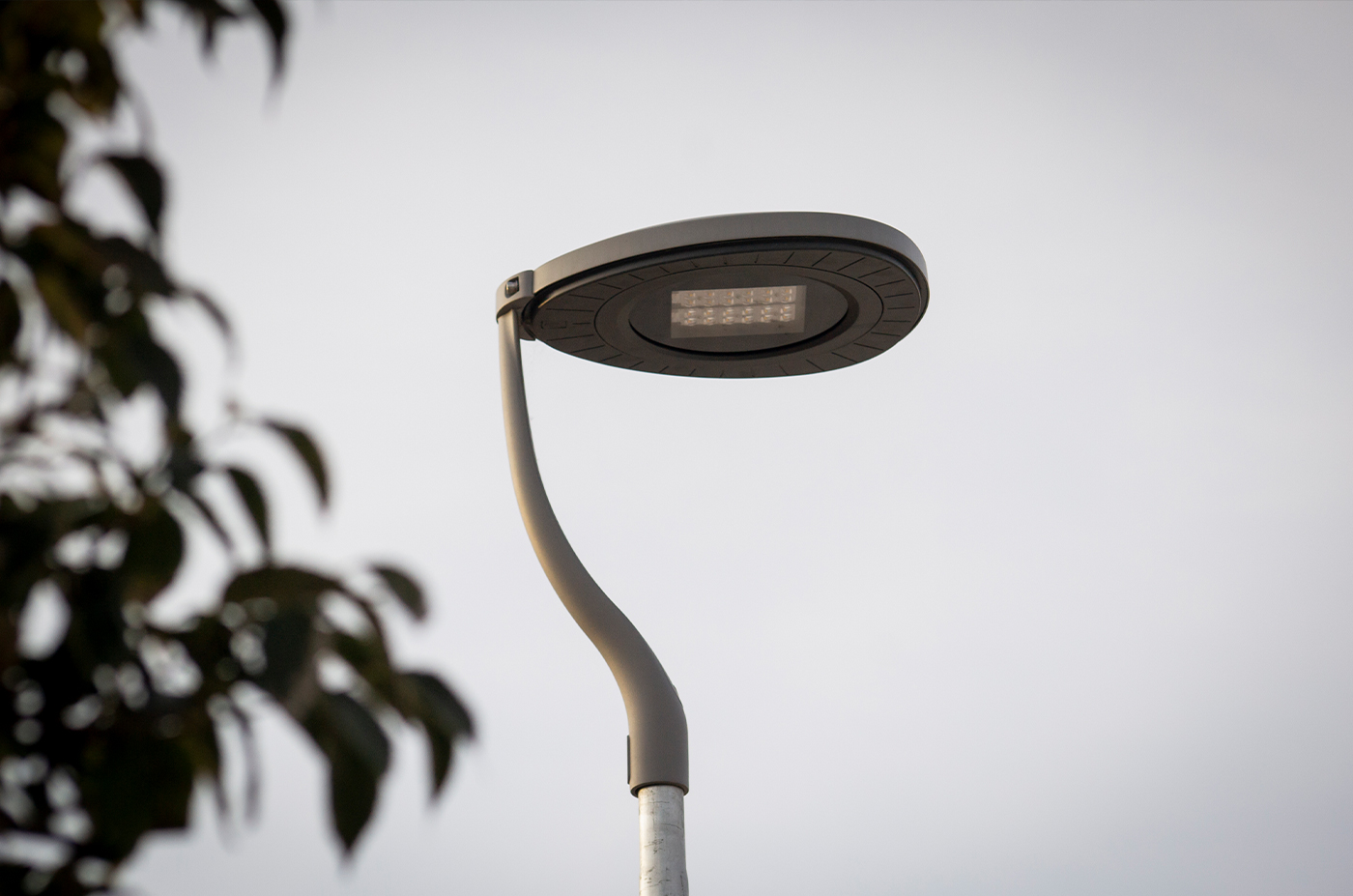 Luminaire Innova B Alib - Haute efficacité 145 lm/W - 20W à 100W - Fixation rotule ou suspendue - Prêt pour télégestion_1