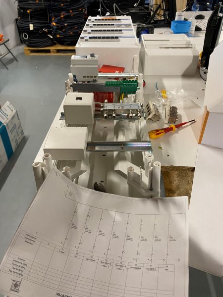 Kit électrique destiné aux particuliers auto-constructeurs, aux professionnels de la construction de maisons et aux installateurs_1