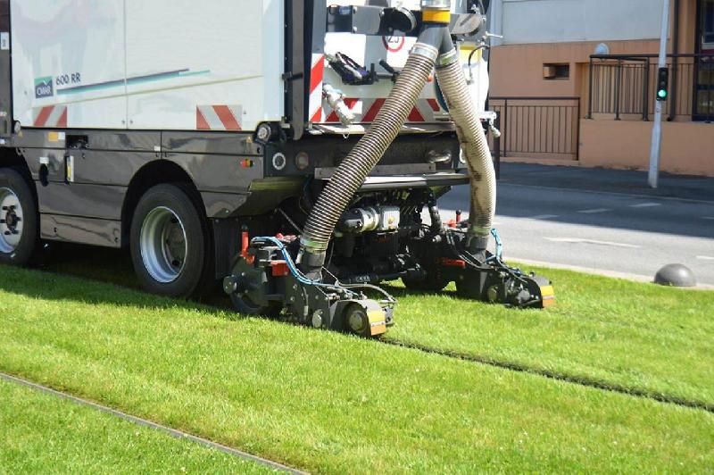 Balayeuse CMAR rail-route 600 RR - Balayage et nettoyage pour voies ferrées, tramways et métros - Puissance d'aspiration extrêmement élevée sur une largeur de balayage de plus de 3 m - Performances générales et moteur diesel EURO VI 162 CV_1
