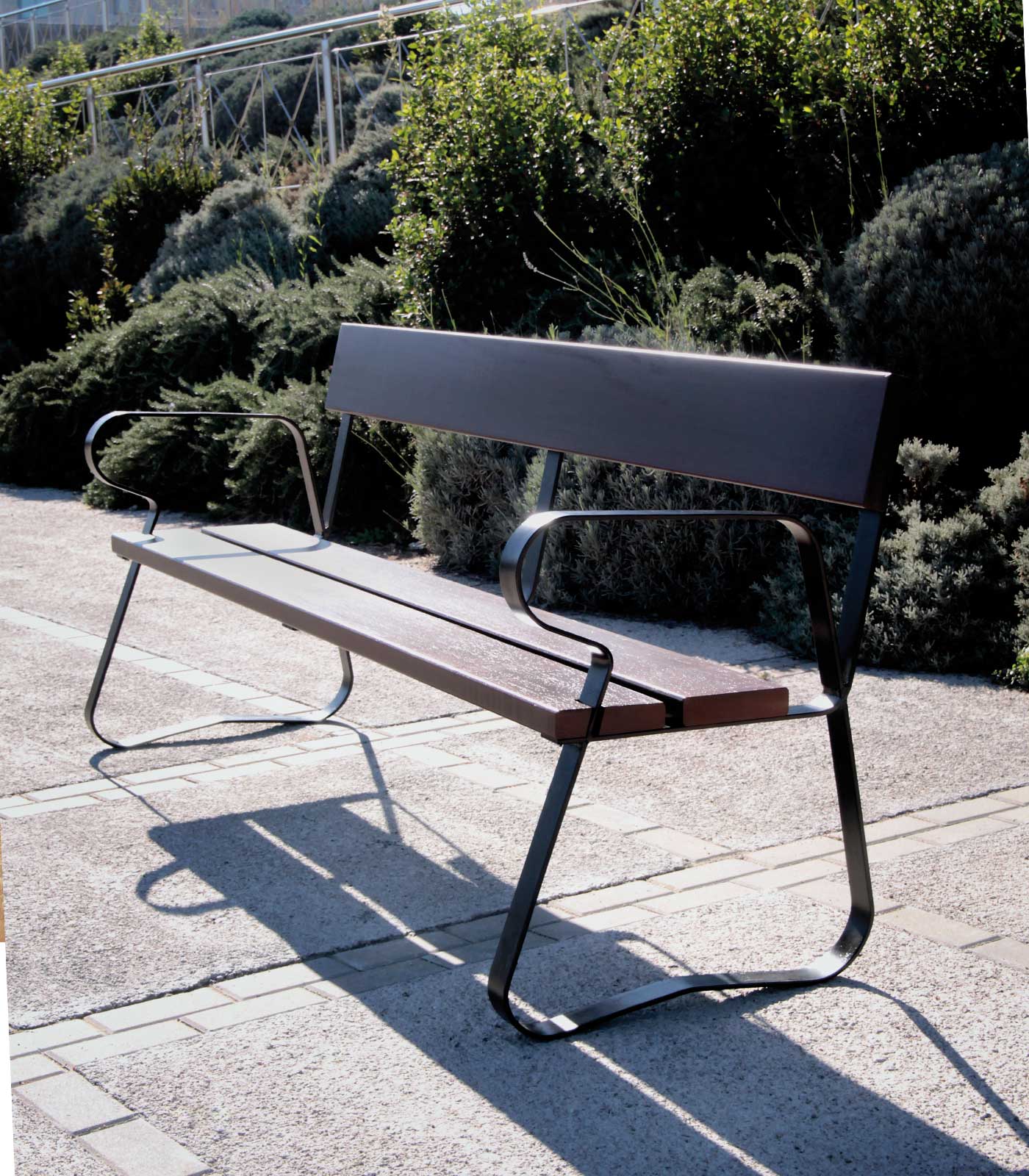 Banc public Madrid UM330 - acier traité Ferrus, bois tropical finition acajou_1