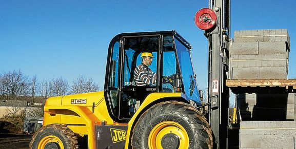 930 - Chariot élévateur tout terrain JCB - 3 000 kg - Moteur EcoMAX 55 kW - Mâts 3,6 à 5,5 m_1