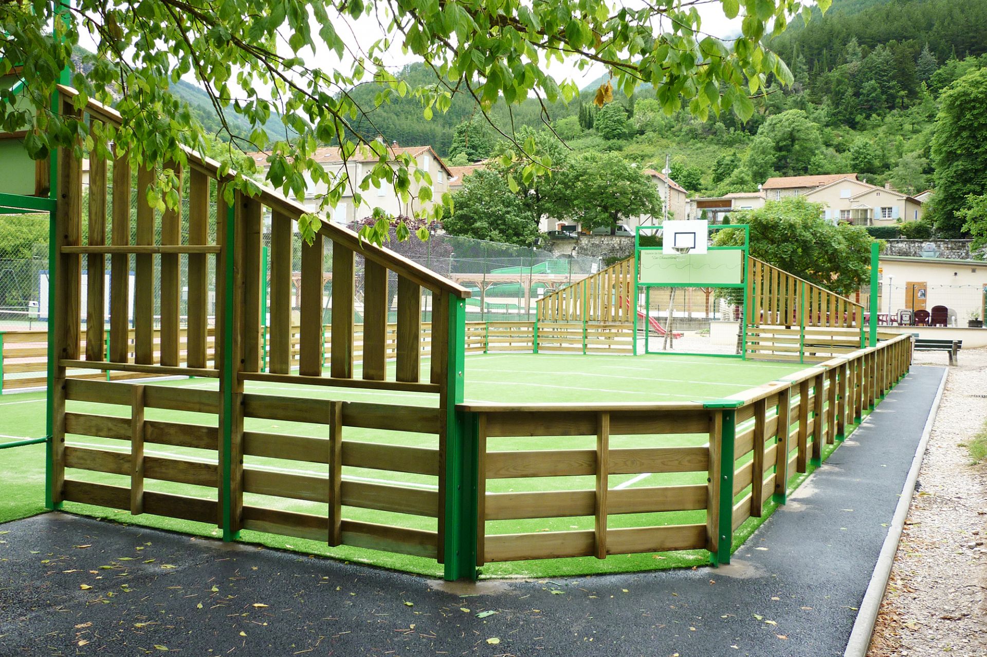 Terrain multisports Edsun Modulo'Space 1 bois pin douglas et métal - 11,5 x 24,7 m avec gazon synthétique_1