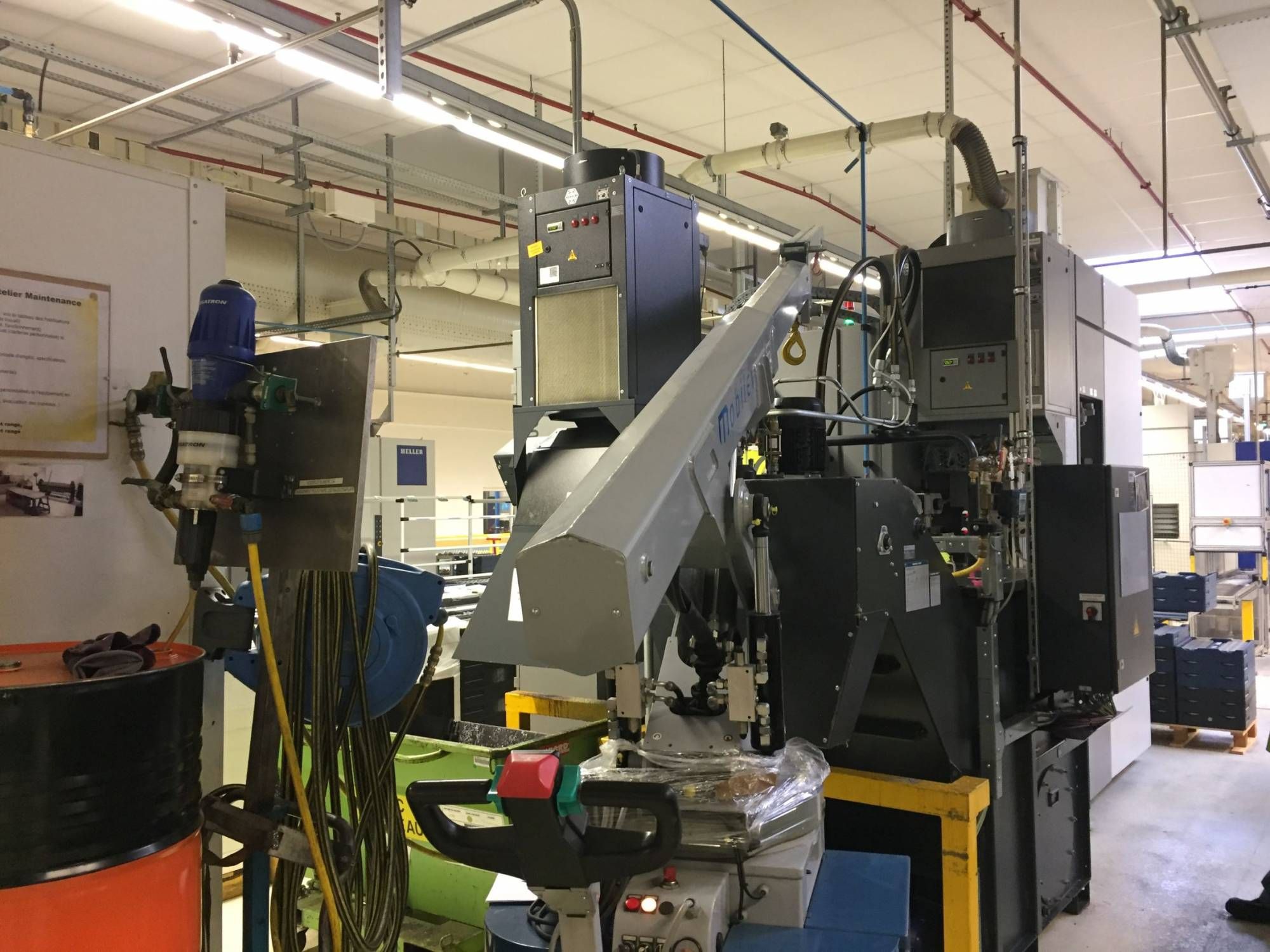 Grue électrique avec empattement variable et roues non marquantes