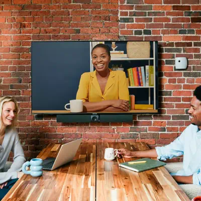 Appareil de visioconférence Owl Bar  Barre de visioconférence 4K avec focalisation sur l'intervenan_1