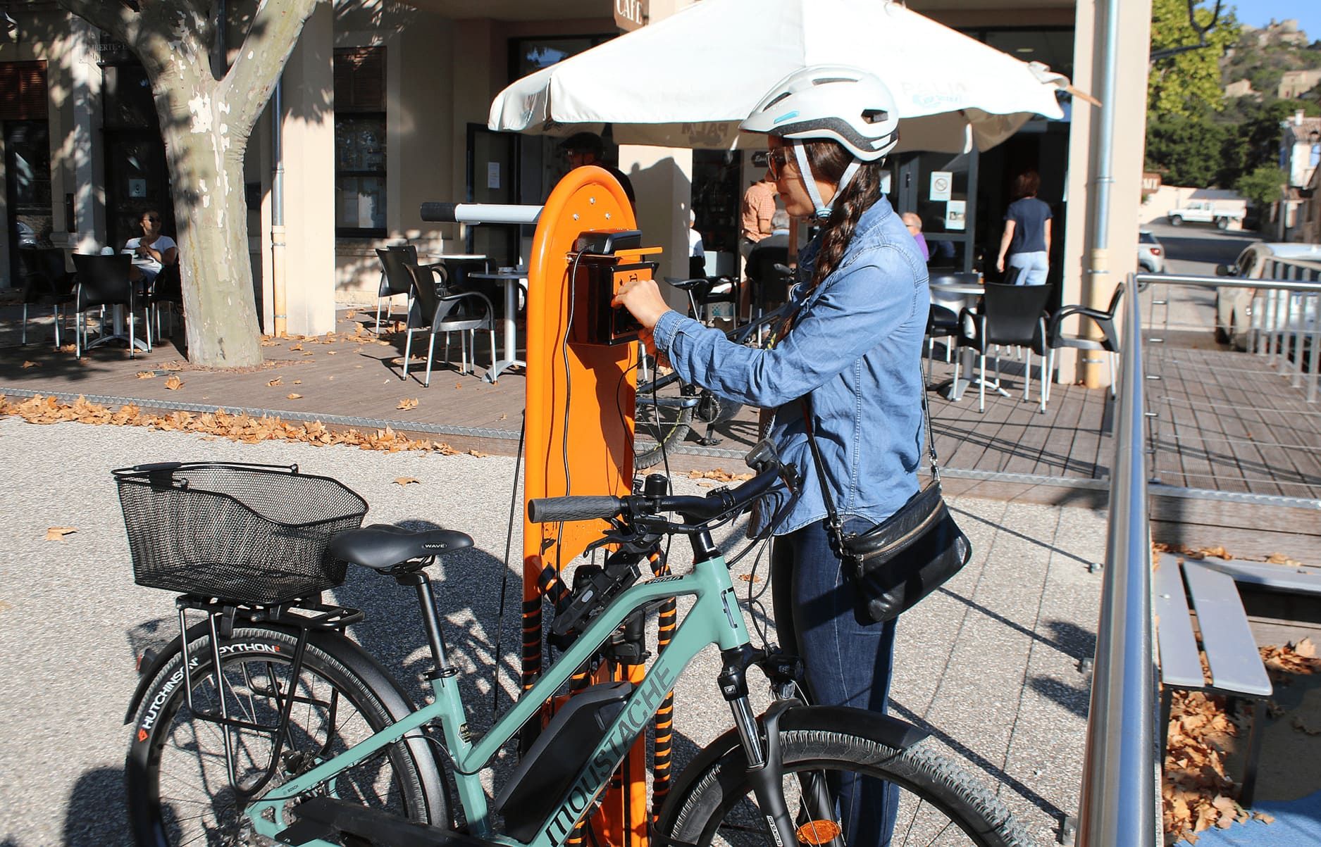 Borne de réparation et de recharge en libre-service pour vélo_2