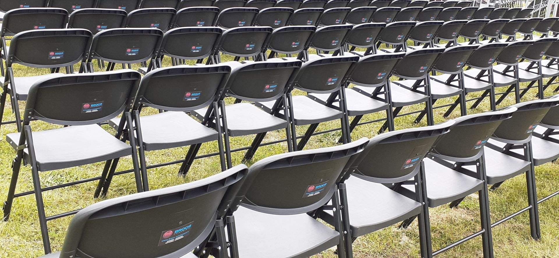 Location de chaises pliantes noires grand confort, attachables avec barres inter-rangées_1