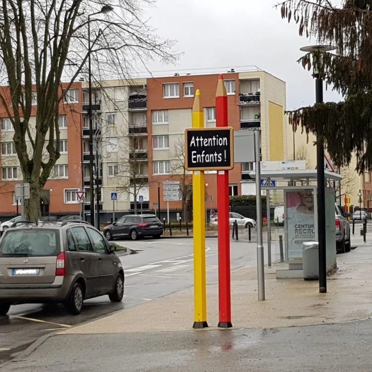 Totem ecole 2 crayons et ardoise_1