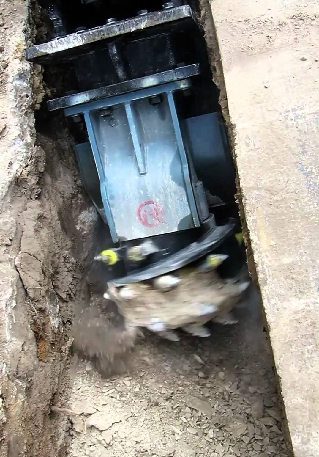 Fraise hydraulique axiale pour pelle de 8 à 38T, idéale pour réaliser des tranchés étroites - Rockwheel_2