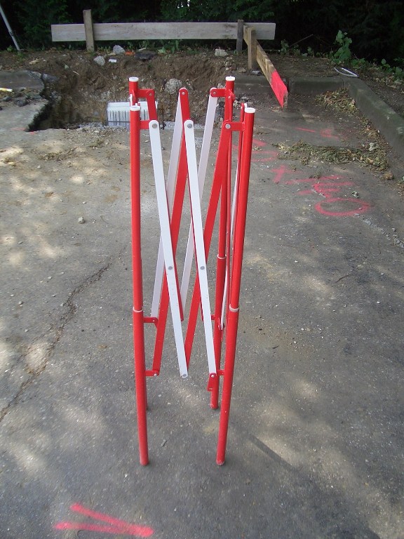 Barrière trou d'homme métallique, super repliable - extensible jusqu'à 2,6 m - modèles disponibles Quadran et extensible droit_1